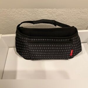 Skip Hop Black Gray Arrow Waist Pack.
Can also be used on Stroller/Wheelchair.